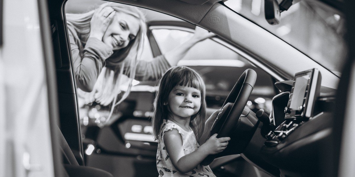 ¿A qué edad puede ir un niño en el asiento delantero del coche?